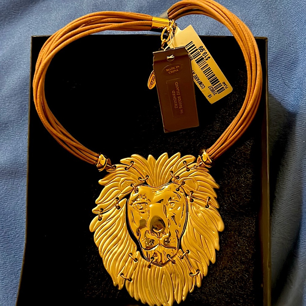 New beautiful fashion choke